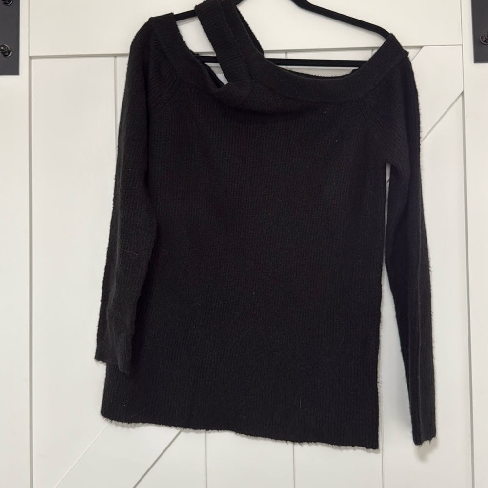 Cold shoulder Sweater